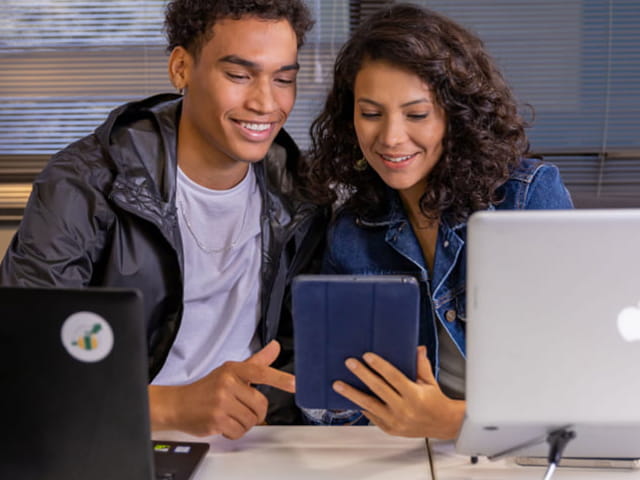 Estagiários no escritório usando um tablet