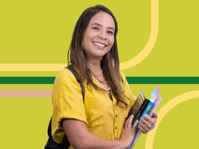 Jovem segurando livros